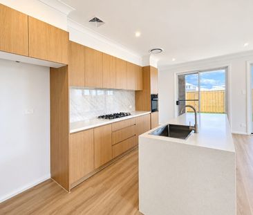 brand new 5 bedroom with| 3 Master Suites | Multiple Living Areas |... - Photo 4