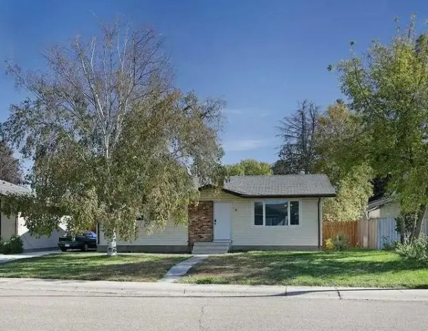 3 beds house with extra-large double detached garage. | Brooks - Photo 1