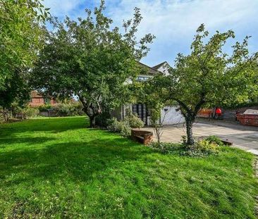 High Street, Chobham, GU24 - Photo 2