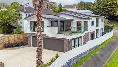 Expansive 7-Bedroom Family Home - Photo 5