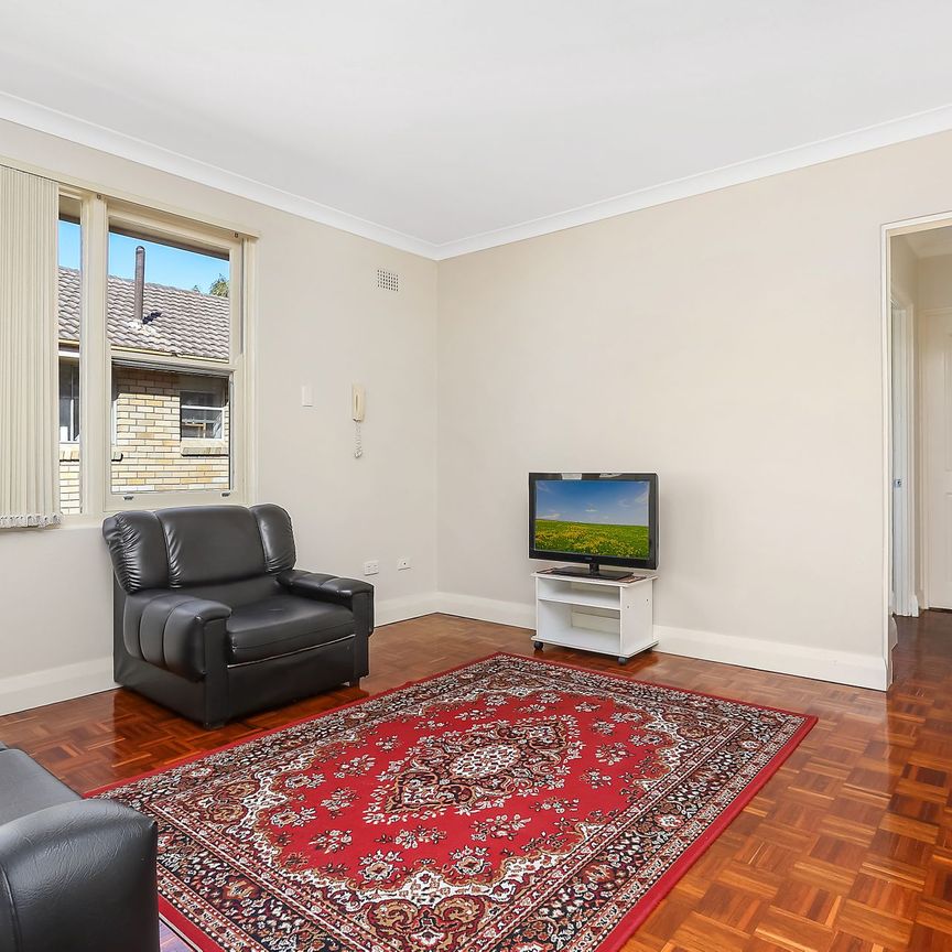 Sunlit Top Floor Apartment - Photo 1