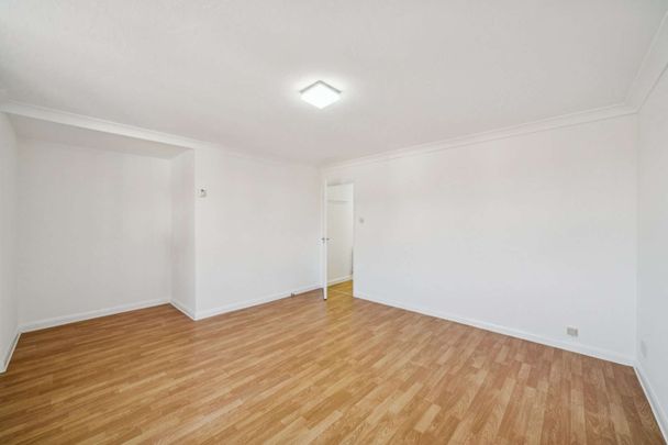 One bed apartment conveniently located by St. Margaret's station - Photo 1