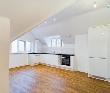 Fantastic newly converted, split level, second floor apartment enjoying open plan living with roof top views over Brighton. Offered to let un-furnished. Available now! - Photo 1