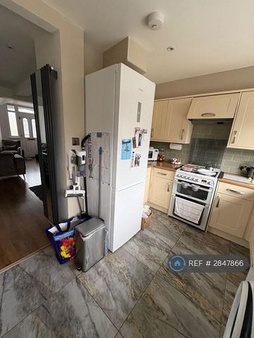 3 bedroom terraced house to rent - Photo 5