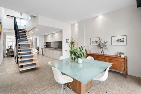 Position perfect with city views! - Photo 3
