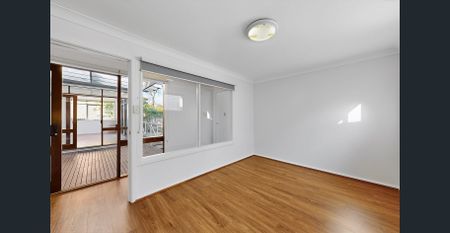 BOUTIQUE FAMILY HOME LOCATED IN A QUIET STREET - Photo 2