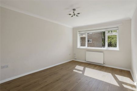 Palmerston Court, Lovelace Gardens, Surbiton, Surrey, KT6 flat to rent - Photo 2
