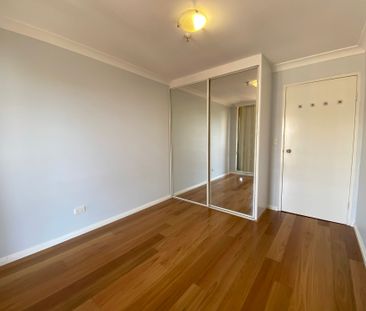 Ultra Convenient Two Bedroom Apartment With Secured Parking - Hurst... - Photo 5
