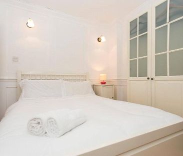 3 bedroom flat in Soho - Photo 4