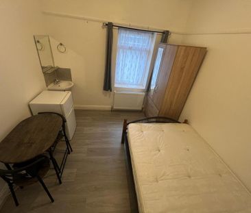 1 bedroom in a house share to rent - Photo 2