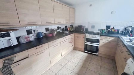 1 bedroom in a house share to rent - Photo 4