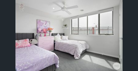 PREMIMUM FULLY FURNISHED TWO BEDROOM HOME - Photo 4