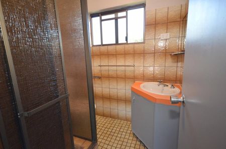 Unfurnished Upstairs Studio Apartment - Carport - Swimming Pool - Photo 5