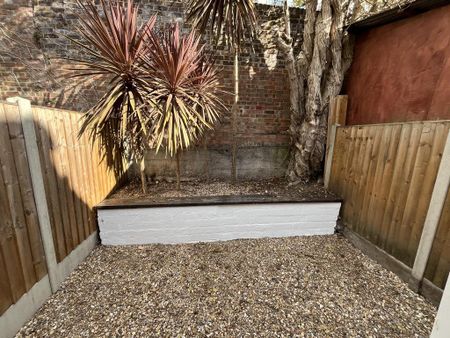 2 bedroom ground floor flat to rent - Photo 5