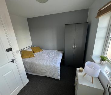 1 bedroom in a house share to rent - Photo 2