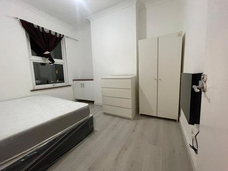 1 Bed Flat, Romford Road, E15 - Photo 2