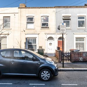 5 Bed Terraced House, Albert Square, E15 - Photo 2