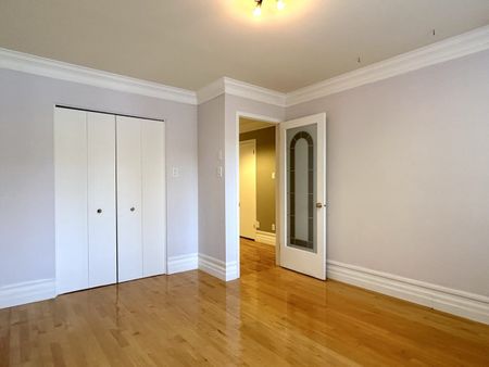 Métro Beaudry: condo 2 chambres à louer avec stationnement int. - Photo 2