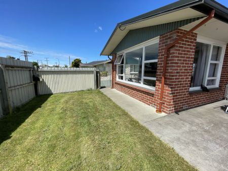 Modern 5-Bedroom Home with Large Section - Photo 3