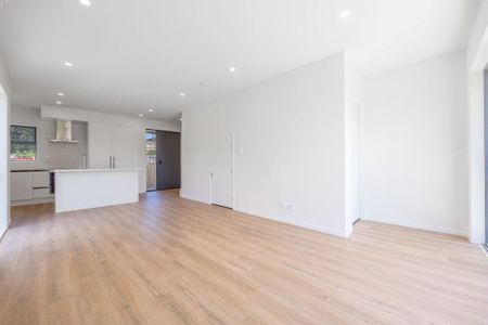 NEW LYNN, 3 BEDROOMS - Photo 3