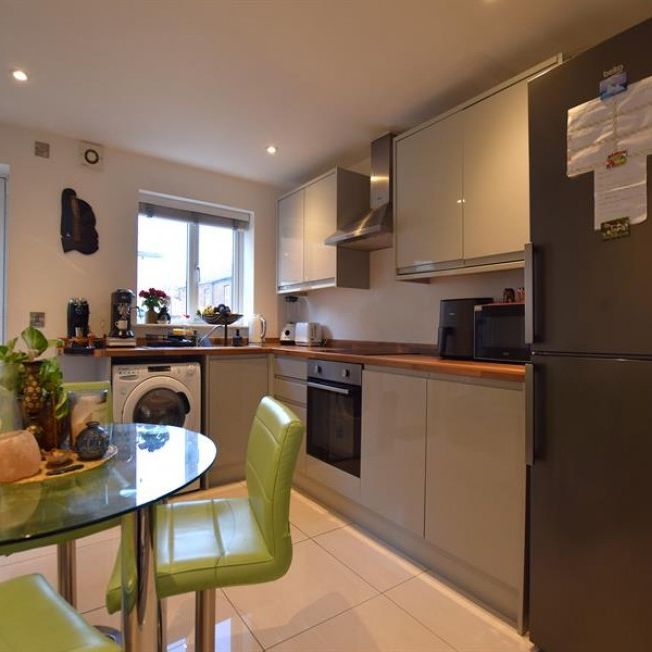 2 Bedroom End Terrace To Let - Photo 1