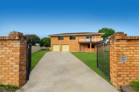 Large Family House In Blue Chip Location - Photo 2