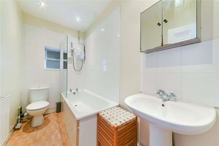 Simply stunning 1 double bedroom hall floor apartment on this prestigious road. - Photo 4