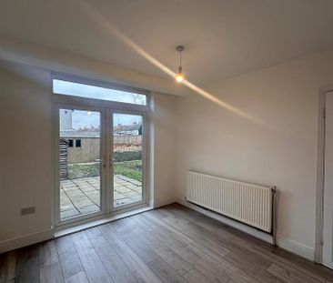 4 bedroom end of terrace house to rent - Photo 1