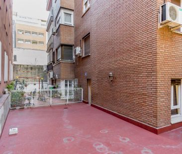 Spacious double bedroom in calle Martin de los Heros - Photo 2