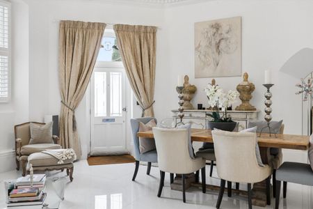 Dating back to 1870 beautifully refurbished throughout, occupying one of Surrey's most iconic landmark buildings, Ruxley Tower offers a rare opportunity to enjoy an exceptional stay in a unique home. - Photo 5