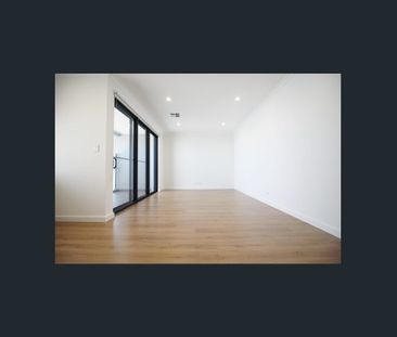MODERN DESIGNER HOME! SPACIOUS ROOMS. DOUBLE GARAGE. - Photo 3