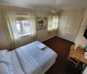 2 Bed Semi-Detached House, Town Street, LS10 - Photo 4