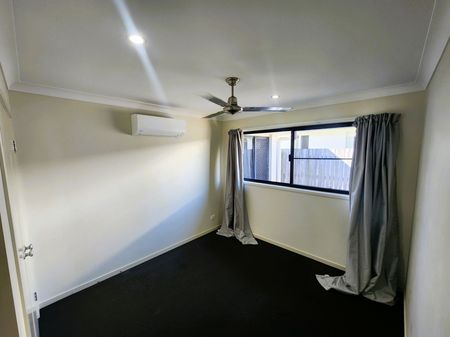SPACIOUS 4 BEDROOM HOME! - Photo 4