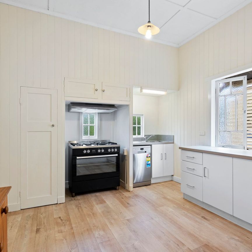 Spacious Family Queenslander - Photo 1