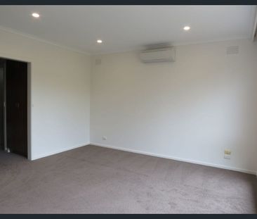 IMMACULATE, RETRO AND ROOMY! - Photo 4