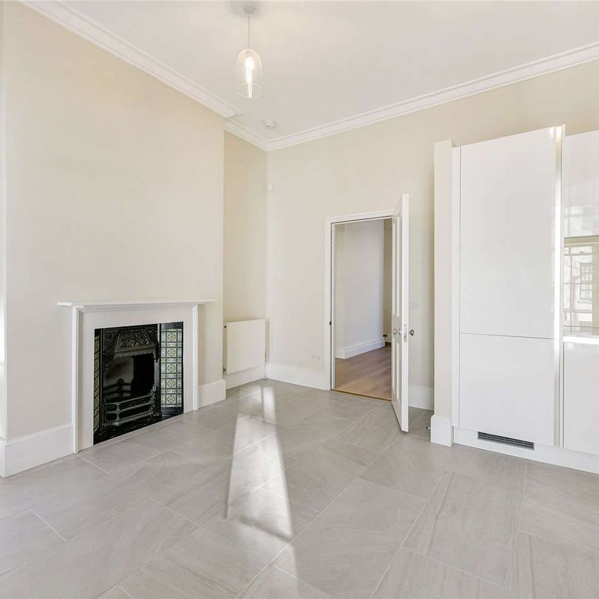 A beautifully presented, first-floor, two-bedroom apartment on the prestigious King’s Road SW3. - Photo 1