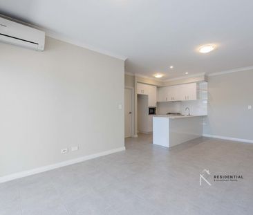 Light and Bright Spacious Apartment with Private Courtyard - Photo 3