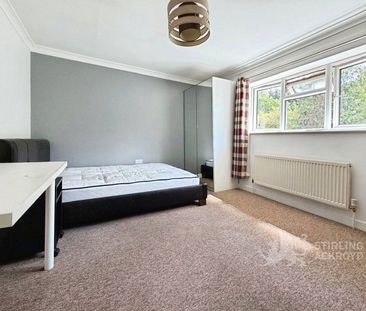 Applegarth Avenue, Guildford, Surrey, GU2 8LX - Photo 2