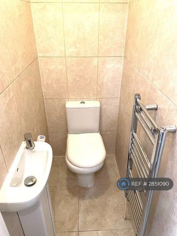 3 bedroom flat to rent - Photo 4