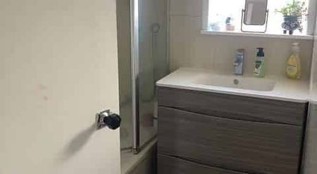 Sunny Family home near to Crum Park and Schools - Photo 2