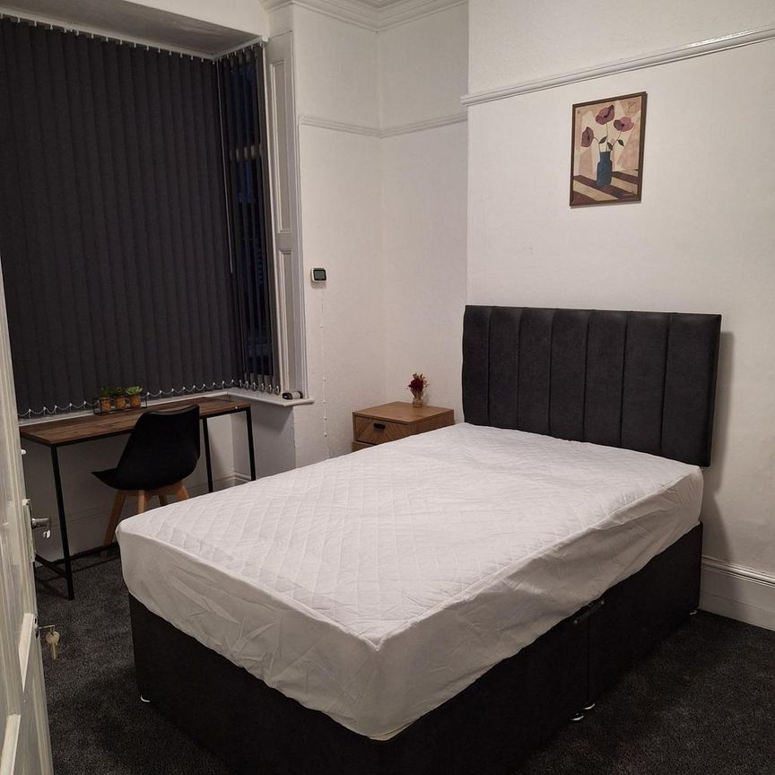 4 bedroom house of multiple occupation to rent - Photo 1