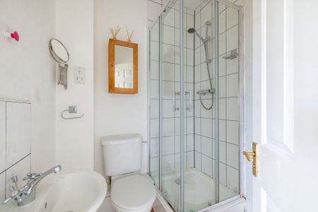 To Let 2 Bedroom Flat - Photo 5