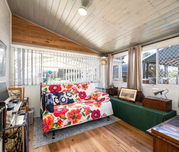 STUNNING CHARACTER HOME - Photo 4