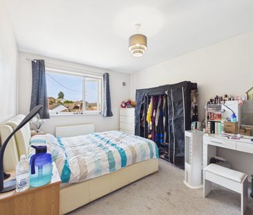 3 bedroom Flat in Yorktown Road, Sandhurst - Photo 3