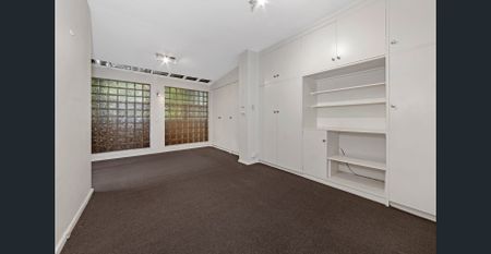 Two-Bedroom Ground Floor Apartment in Prime Location! - Photo 5