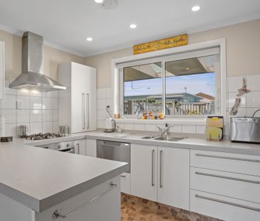 Sunny & Spacious in Sydenham - Photo 6