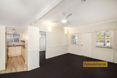 4 BEDROOM FAMILY HOME - Photo 2