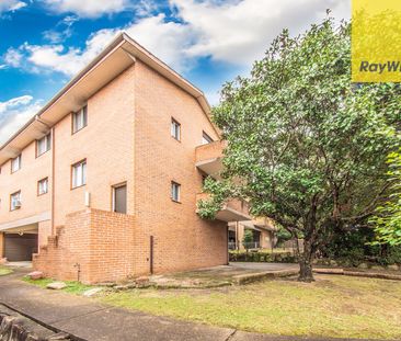 TOP FLOOR UNIT IN SUPERB LOCATION! - Photo 3