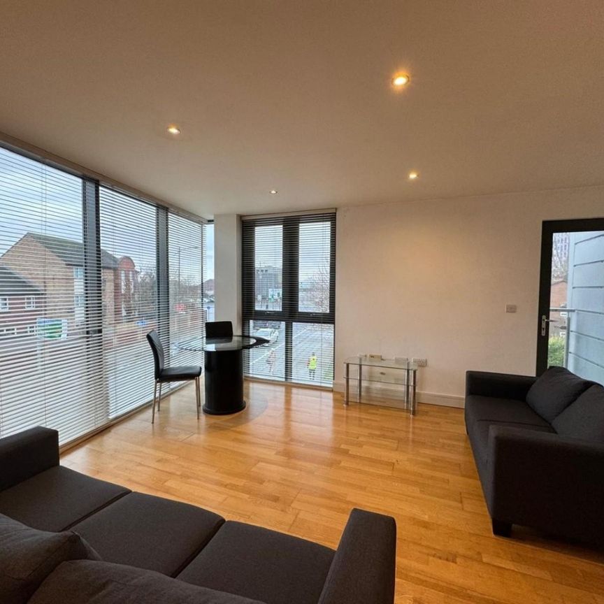 3 bedroom Flat To Let - Photo 1