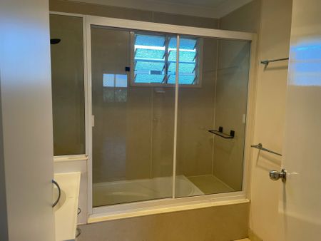 4 Bedroom with shed - Photo 4